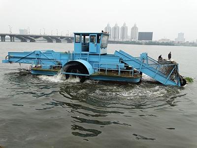 حصادة الحشائش والأعشاب المائية في Hubei الصينية